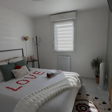 Suite Eden Spa, Appart-Hotel Bien-Etre 3 Etoiles, 2 Pieces 40M2 Aux Portes De Lens, Spa Privatif Illimite, Ecran Geant Netflix Et Sport, Lit Q-Size Et Canape-Lit Jusqu'A 4 Personnes, Cuisine Equipee, Patio Couvert Barbecue, Parking Gratuit, Wi-Fi Fib Avion