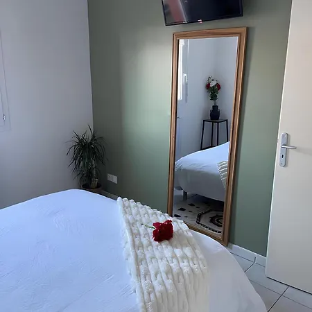 Suite Eden Spa, Appart-Hotel Bien-Etre 3 Etoiles, 2 Pieces 40M2 Aux Portes De Lens, Spa Privatif Illimite, Ecran Geant Netflix Et Sport, Lit Q-Size Et Canape-Lit Jusqu'A 4 Personnes, Cuisine Equipee, Patio Couvert Barbecue, Parking Gratuit, Wi-Fi Fib Lägenhetshotell